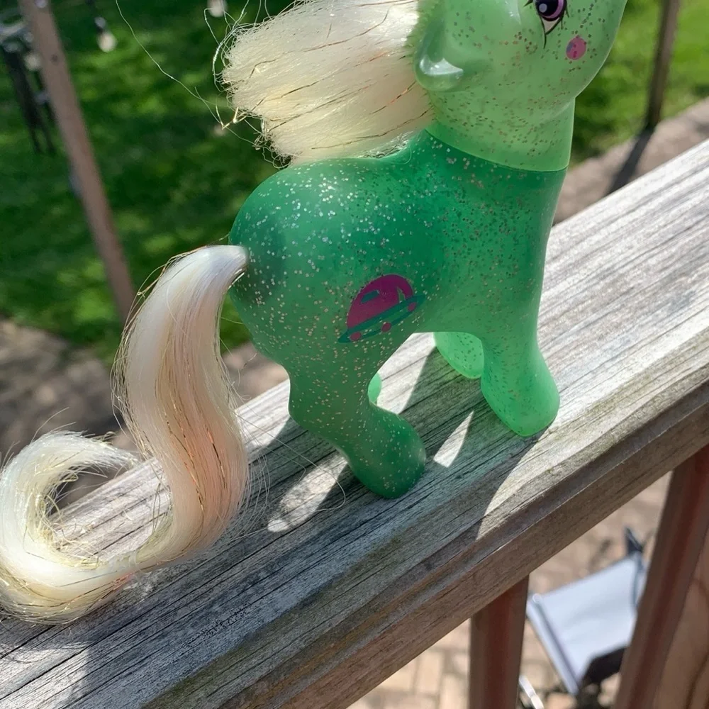 Hasbro 1984 my little pony G1 unicorn made in Hong Kong white hair gold glitter